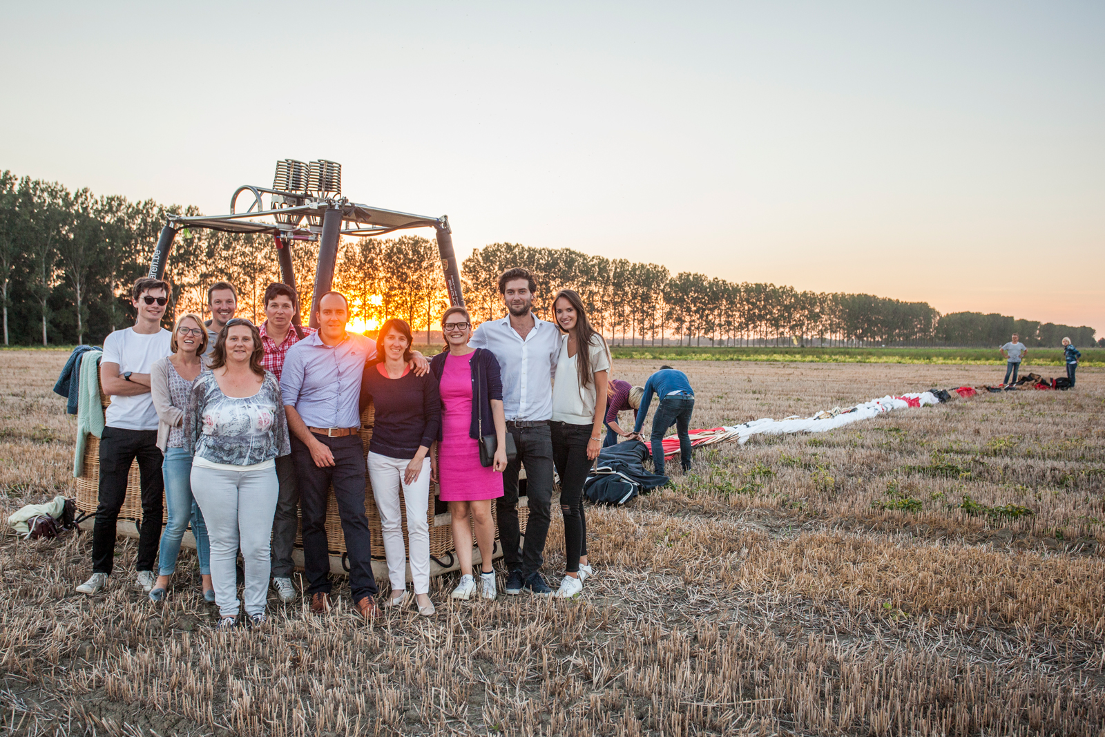 De winnaars van het zomerevent van het Communicatiehuis vaarden mee met de luchtballon groepsfoto